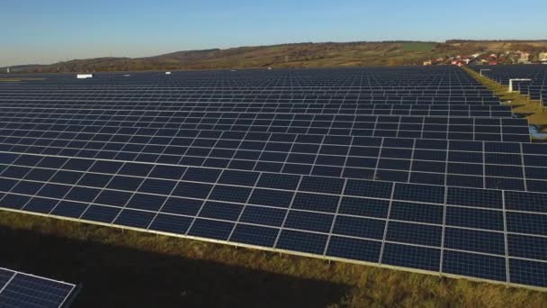 Estación de paneles solares de tiro con drones. Volando a baja altitud. 4K — Vídeo de stock
