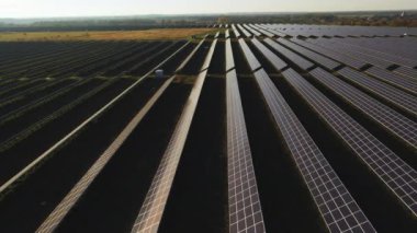 Güneş panellerinin üzerinden insansız hava aracı uçuşu. 4K