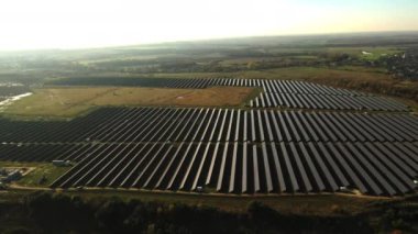 Güneş paneli istasyonu çekiliyor. Bir İHA 'dan ateş etmek. Daire çizerek ateş ediyorlar. 4K