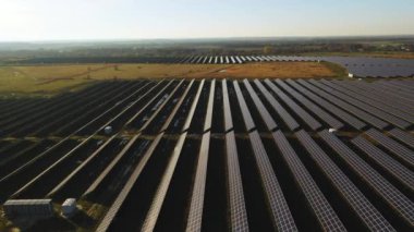 Güneş panellerinin üzerinden insansız hava aracı uçuşu. 4K