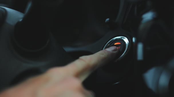Erkek parmağı arabanın başlama düğmesine basılır. Motoru çalıştırıyor. Yakın plan çekim. 4K — Stok video