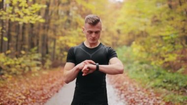 Sporcu saat başında eğitime başlıyor ve kulaklıkla müzik açıyor. Antrenmanlara başlıyor. 4K