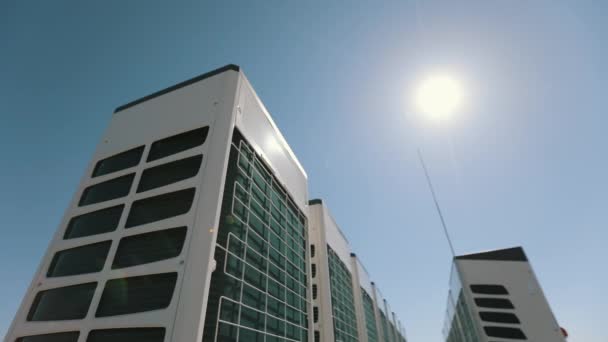 Klimatizační systém se nachází na střeše obchodního centra. Hezký slunečný den. 4K — Stock video