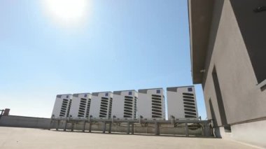 İş merkezinin çatısında altı klimadan oluşan bir klima sistemi bulunmaktadır. Güzel güneşli bir gün. 4K