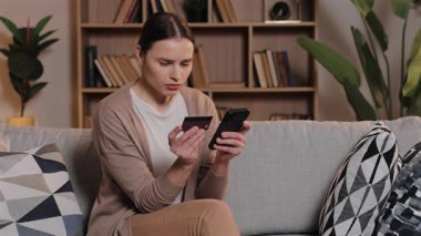 Kanepede oturan beyaz kadının elinde akıllı telefon ve kredi kartı var. Hatayı düzeltirken rakamlara yakından bakıyorum. Konsantre kadın ödeme bilgilerini evdeki rahat odaya giriyor..