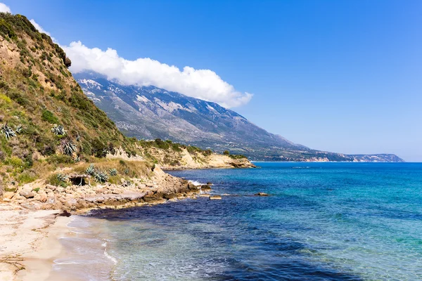 Montagne costiere con mare azzurro a Cefalonia Grecia — Foto Stock