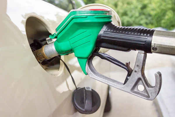 Chwyt pistoletowy napełniania samochód zbiornik benzyną — Zdjęcie stockowe