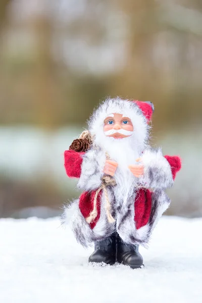 Model of Santa Claus standing in white snow outdoors — Stock Photo, Image