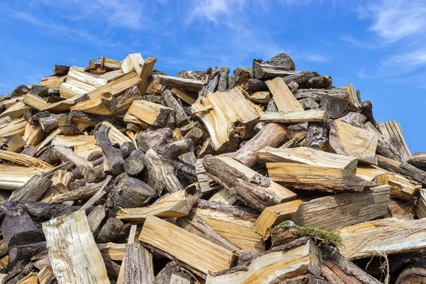 Grote hoop gehakte boomstammen voor het verbranden van hout — Stockfoto