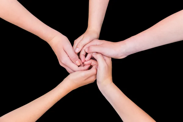 Cinco braços adolescentes com as mãos emaranhadas isoladas no backgro preto — Fotografia de Stock