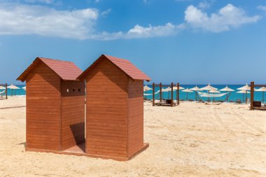 Yunan kum Coast iki ahşap plaj kabinleri