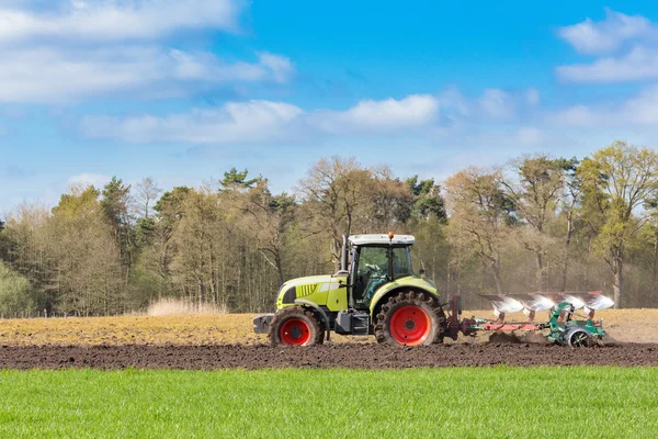 Фермер на тракторі оранка піщаного грунту навесні — стокове фото