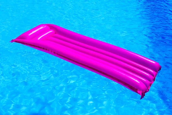 Materasso ad aria rosa galleggiante sull'acqua della piscina — Foto Stock