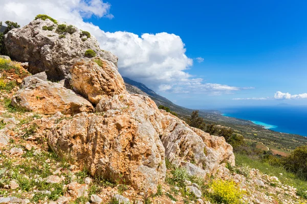 Rocce arancioni sulla montagna sulla costa greca — Foto Stock