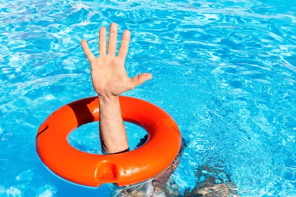 Braccio attraverso boa arancione in piscina — Foto Stock