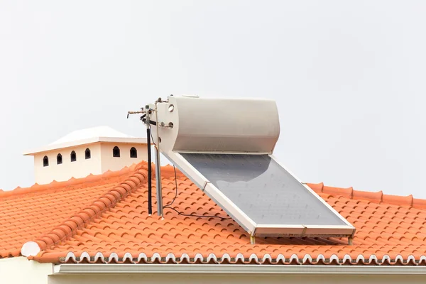 Caldaia ad acqua calda con pannello solare sul tetto — Foto Stock