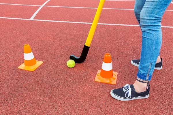 Giocatore di hockey con bastone palla e pedoni — Foto Stock