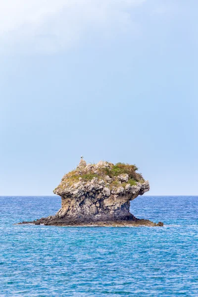 Una roccia eccezionale che sale dal livello del mare — Foto Stock