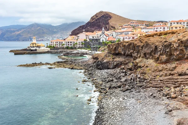 Côte portugaise avec mer plage montagnes et village — Photo