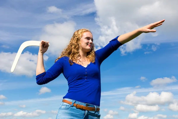 Joven mujer caucásica lanzando boomerang — Foto de Stock