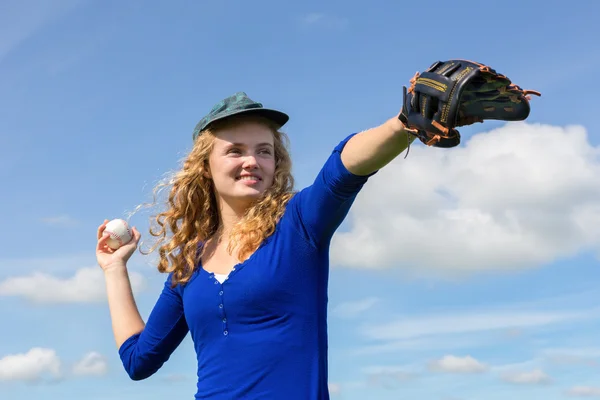 Młoda kobieta w baseball cap rękawic i piłka — Zdjęcie stockowe
