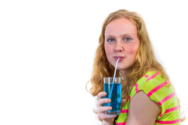 Kızıl saçlı kız mavi meşrubat içme — Stok fotoğraf