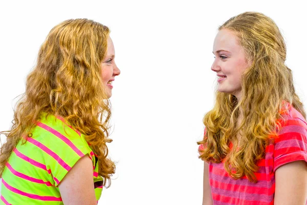 Zwei holländische Schwestern schauen einander an — Stockfoto
