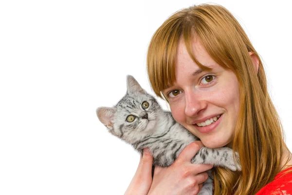 Adolescente ragazza abbracciare giovane tabby gatto — Foto Stock
