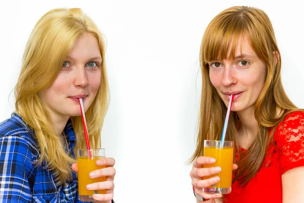 Two teenage girls drinking soft drinks — Stock Photo, Image