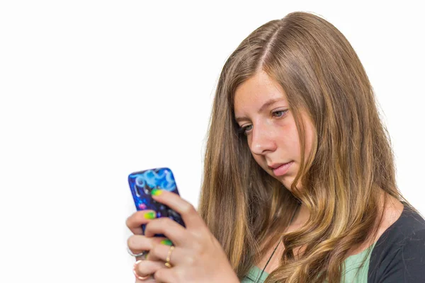 Blond tonårstjej ringa med mobiltelefon — Stockfoto