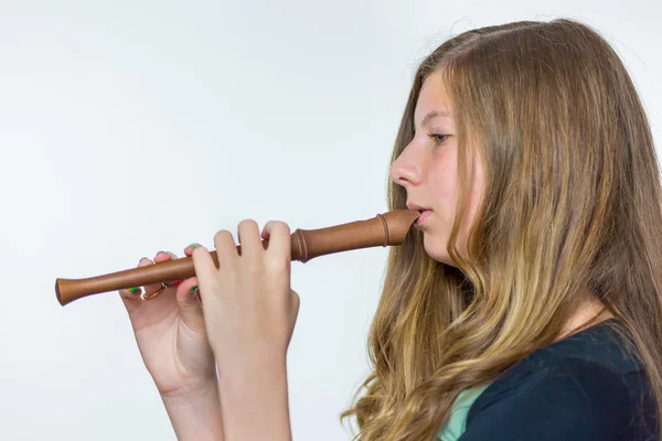 Blonde hollandaise adolescent fille jouer flûte — Photo