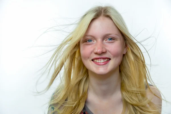 Luce bionda ragazza con i capelli nel vento — Foto Stock