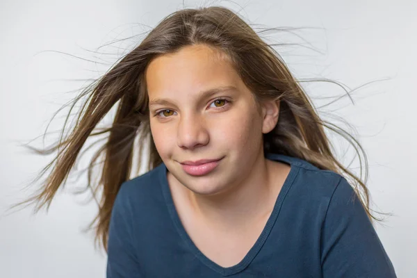 Dívka s dlouhou foukané vlasy — Stock fotografie