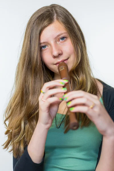 Blonde tiener meisje spelen van de fluit — Stockfoto