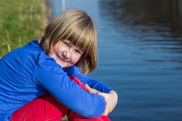 Giovane ragazza seduta sul lungomare — Foto Stock