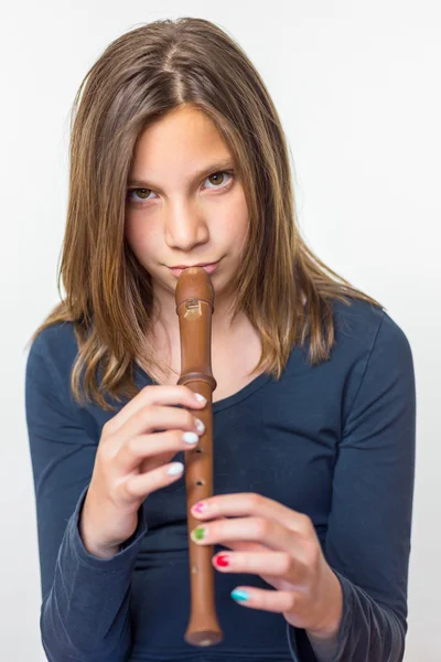 Menina tocando flauta — Fotografia de Stock