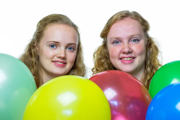 Dos chicas detrás de varios globos de colores —  Fotos de Stock