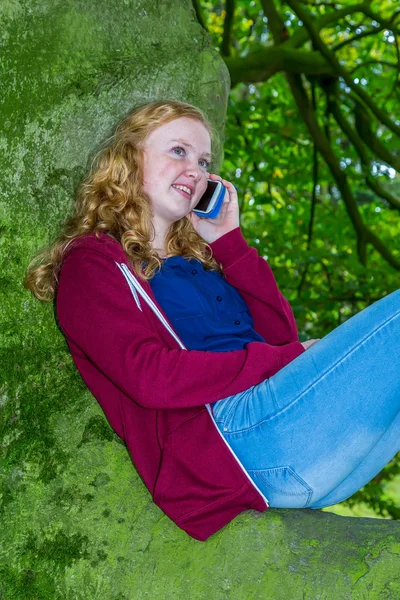 Beyaz genç kız cep telefonu ile arama — Stok fotoğraf
