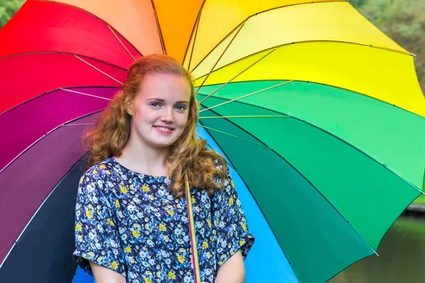 Çeşitli renklerle şemsiyesi altında genç kız — Stok fotoğraf