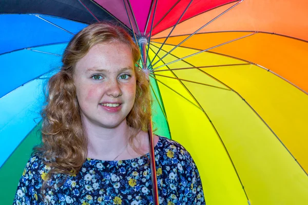 Renkli şemsiyesi altında genç kız — Stok fotoğraf