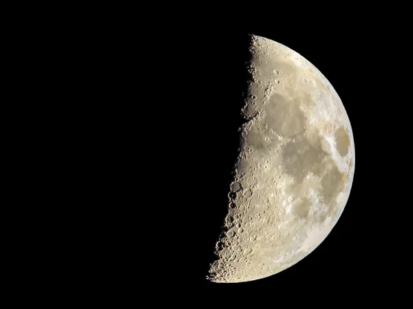 Luna di mezzaluna su sfondo nero — Foto Stock