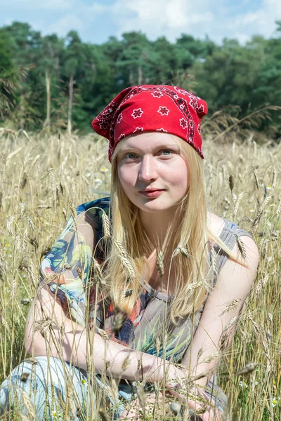 Blonde dutch teenage girl sitting in cornfield — Stock Photo, Image