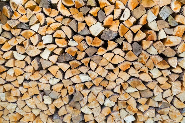 Stapel brandhout als boomstammen — Stockfoto