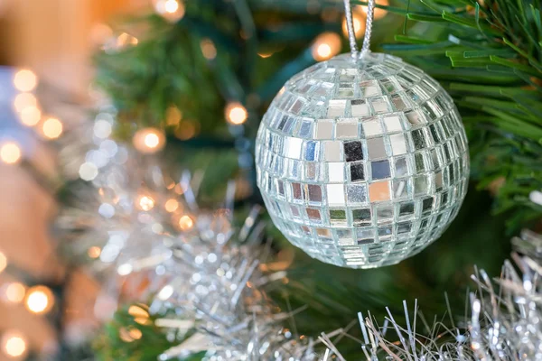 Kerstmis bal met spiegels opknoping in boom — Stockfoto