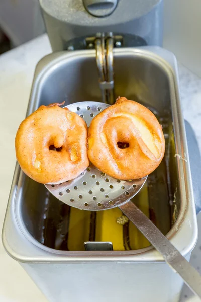 Bolsas de manzana en cuchara por encima del aceite para freír —  Fotos de Stock