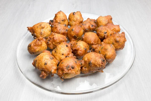 Buñuelos con pasas y grosellas a escala de vidrio — Foto de Stock