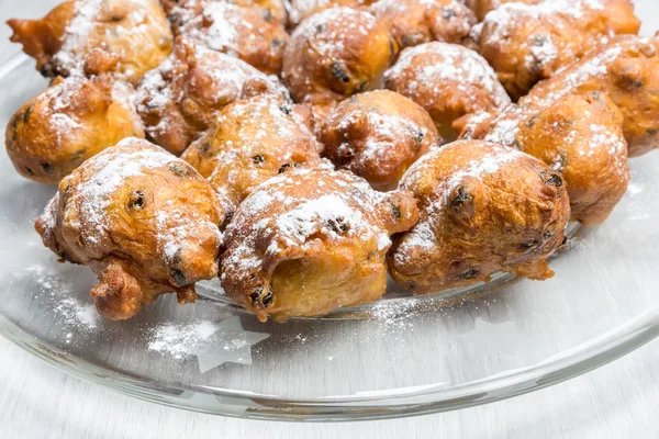 Gesuikerd fryed beignets met rozijnen op glas schaal — Stockfoto