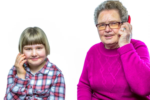 Mormor och barnbarn ringa med mobiltelefon — Stockfoto