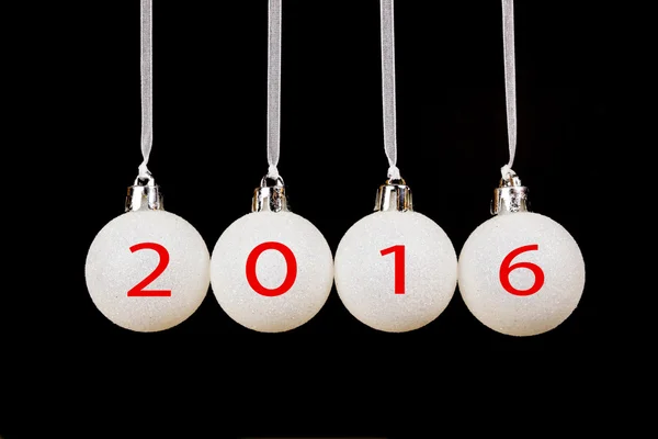 Boules de Noël blanches sur fond noir avec nouvelle année 2016 — Photo