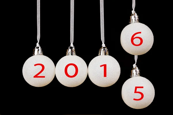 Boules de Noël blanches avec des dates 2015 et 2016 sur fond noir — Photo